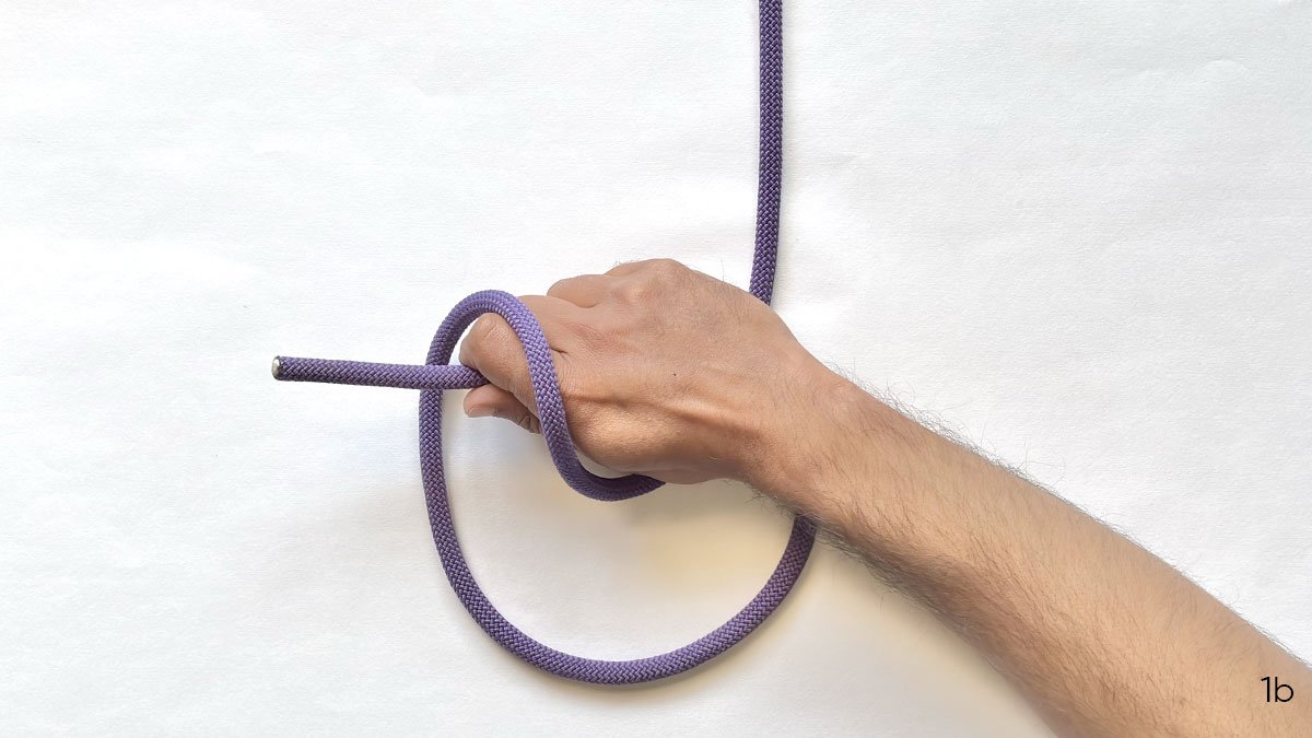 one-handed-bowline-step-1b