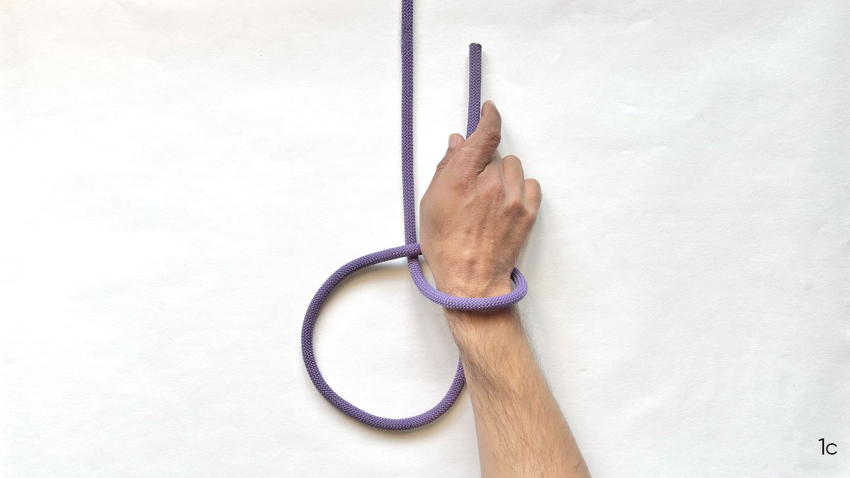 one-handed-bowline-step-1c