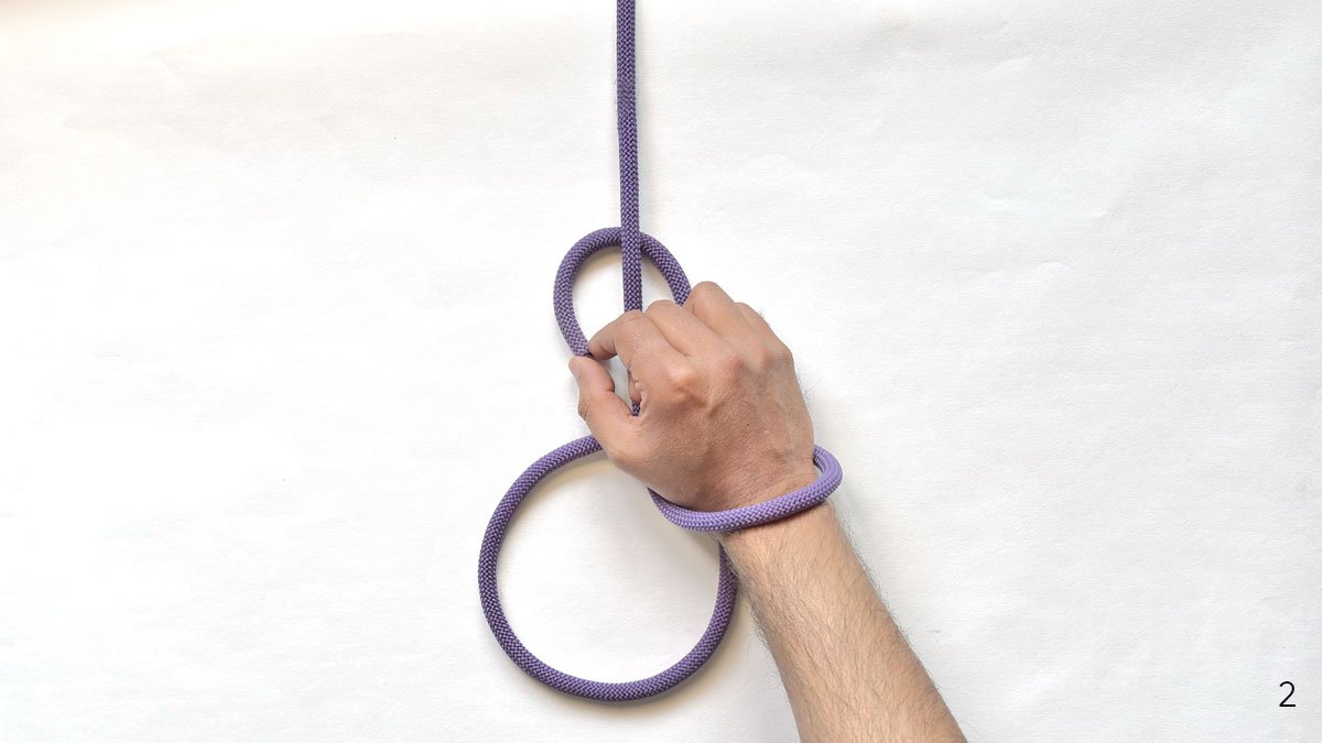 one-handed-bowline-step-2