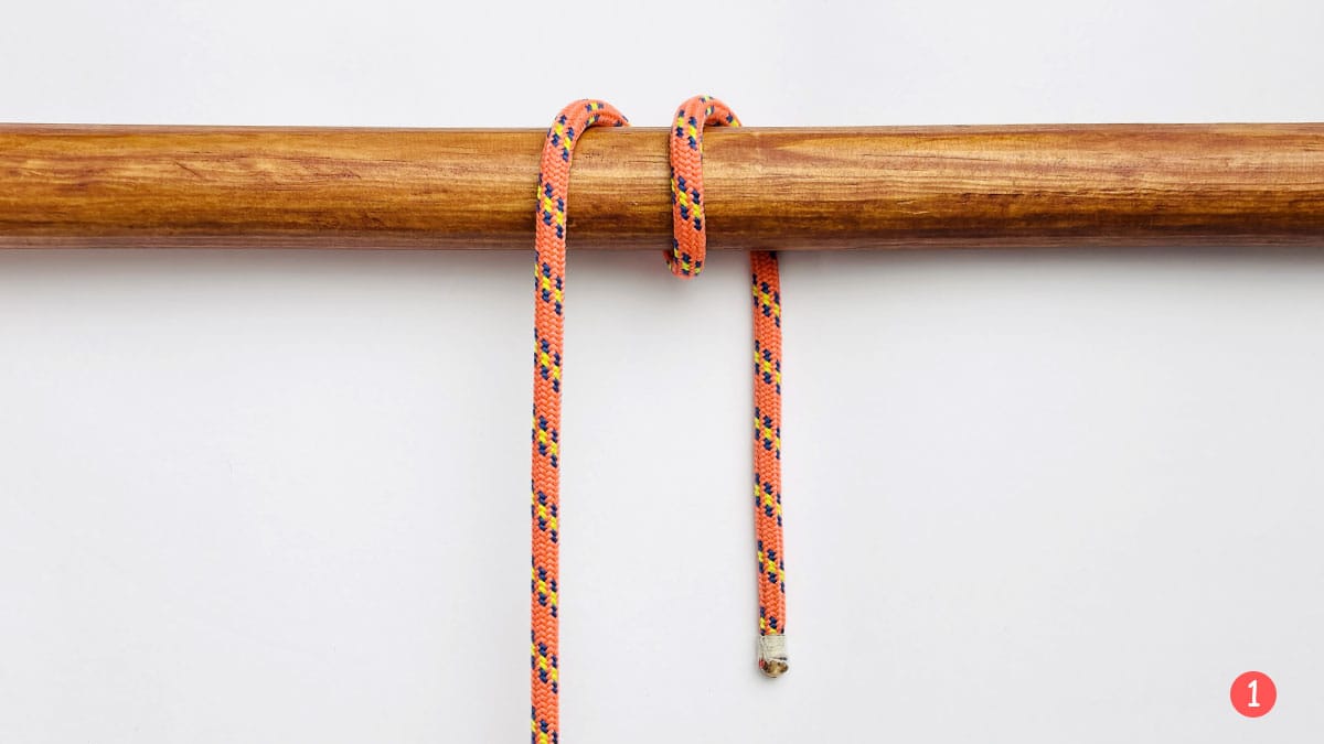 round-turn-and-two-half-hitches-step-1-how-to-tie-a-round-turn-and-two-half-hitches-knotspedia