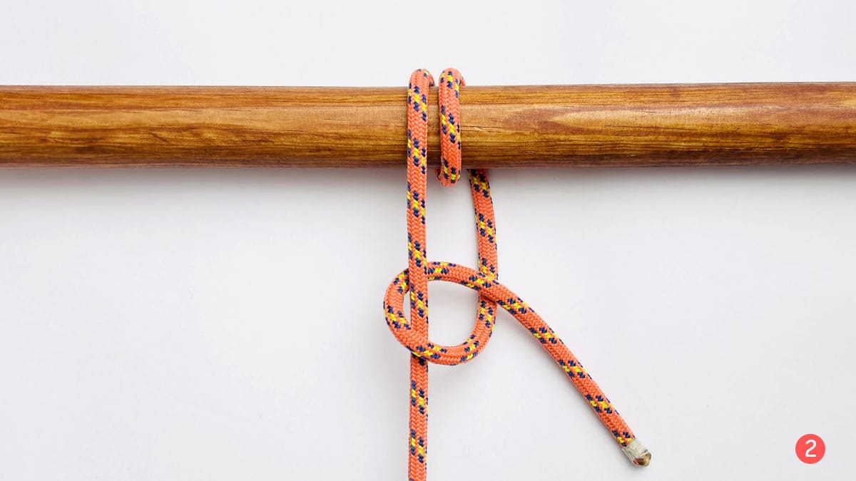 round-turn-and-two-half-hitches-step-2-how-to-tie-a-round-turn-and-two-half-hitches-knotspedia