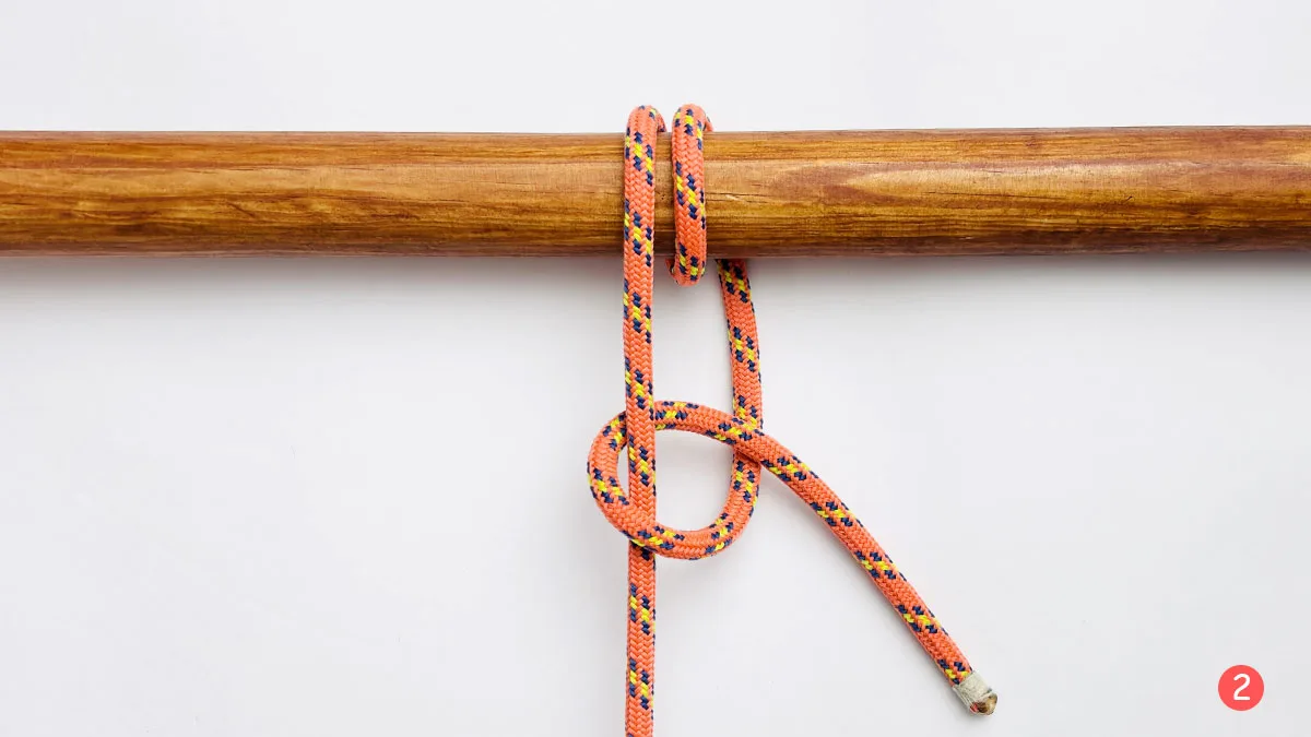 round-turn-and-two-half-hitches-step-2-how-to-tie-a-round-turn-and-two-half-hitches-knotspedia